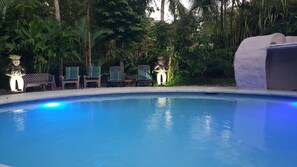 Udendørs pool, åben fra kl. 08.00 til kl. 20.00, liggestole