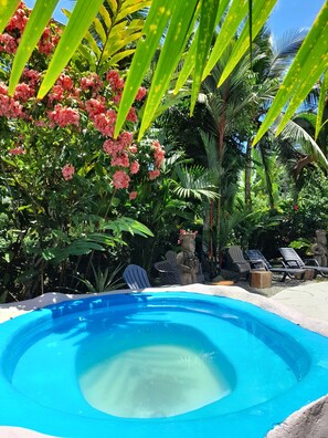 Outdoor spa tub - El Colibri Rojo Hotel Cabinas (Cahuita)