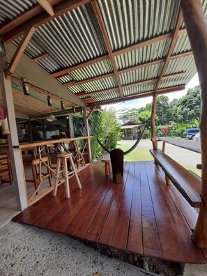 Outdoor dining - El Colibri Rojo Hotel Cabinas (Cahuita)
