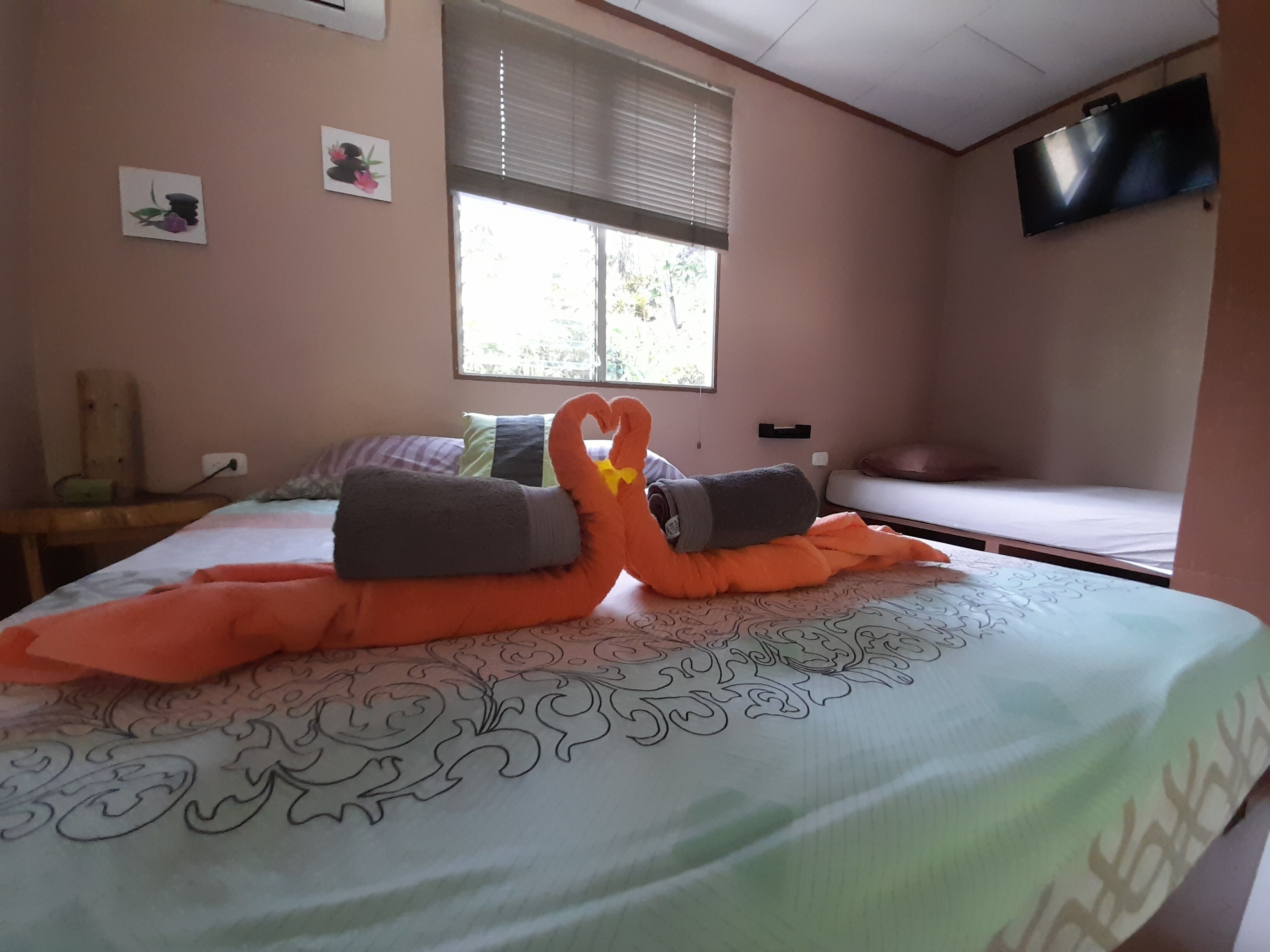 Habitación triple estándar, varias camas, baño privado | Minibar, wifi gratis y ropa de cama 