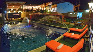 Quadruple Room | Minibar, in-room safe, desk, laptop workspace