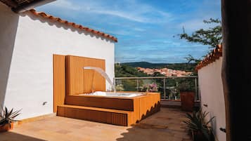 Presidential Room | Minibar, in-room safe, desk, laptop workspace