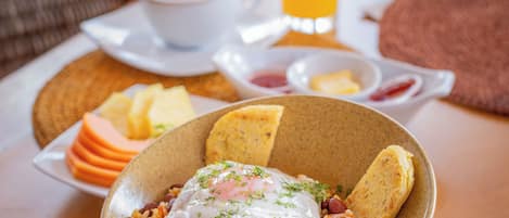 Frühstück, Mittagessen, internationale Küche, Blick auf den Pool