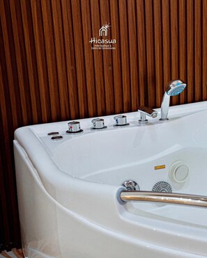 Habitación superior | Baño | Regadera, amenidades de baño gratuitas, toallas 