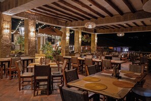 S'hi serveixen esmorzars, dinars i sopars 