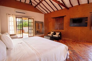Presidential Room | Minibar, in-room safe, desk, laptop workspace - Hicasua Hotel Boutique (Barichara)