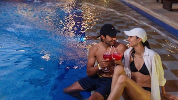 Outdoor pool, sun loungers