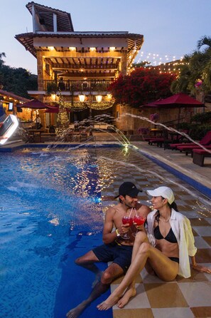 Alberca al aire libre y camastros 