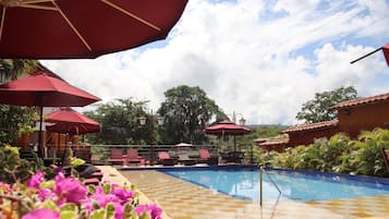 Piscina all'aperto, lettini