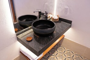 Habitación presidencial | Minibar, caja de seguridad en la habitación y escritorio 