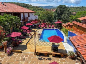 Outdoor pool, pool loungers - Hicasua Hotel Boutique (Barichara)