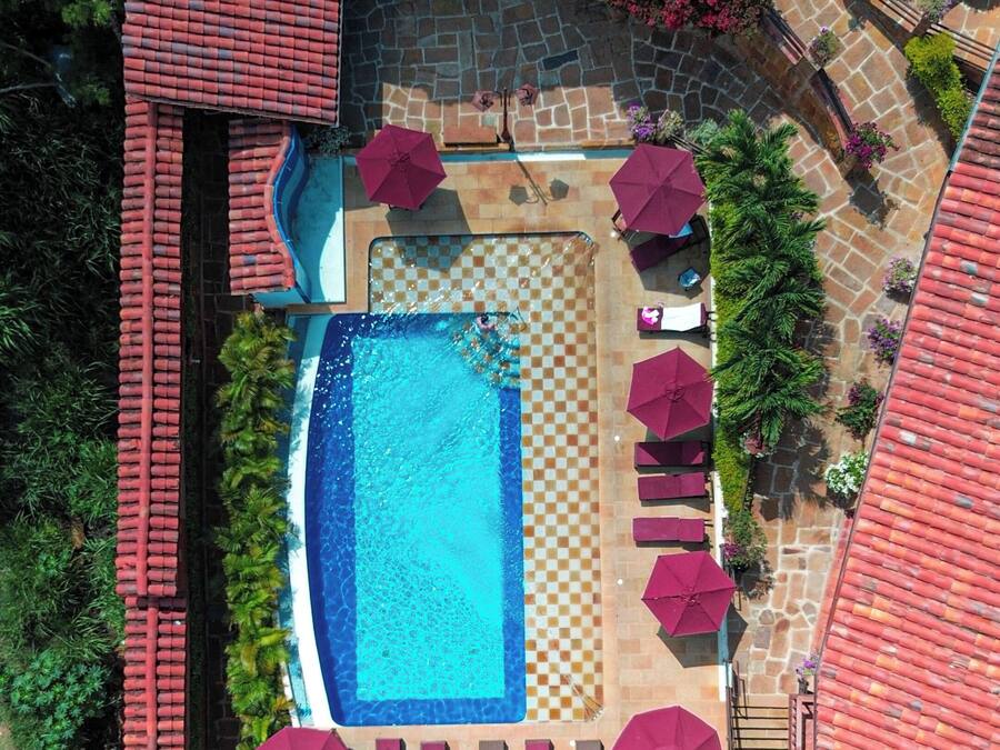 Una piscina al aire libre, tumbonas