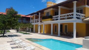 Alberca al aire libre y camastros