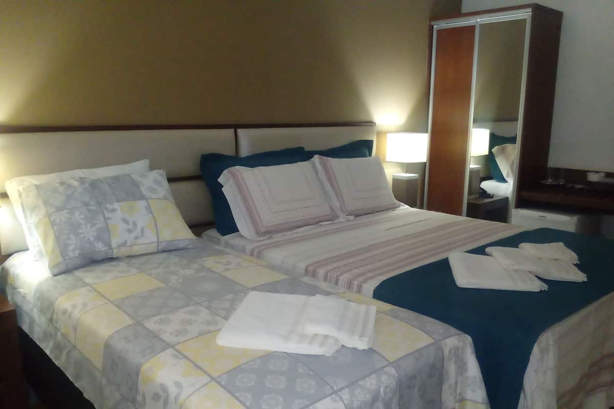 Quarto Triplo Deluxe | Ropa de cama de alta calidad, camas con pillow-top y minibar