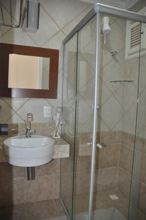 Shower, free toiletries, hair dryer, towels - Porto Belo Praia Hotel (Aquiraz)