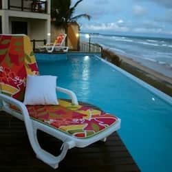 Piscine extérieure, chaises longues