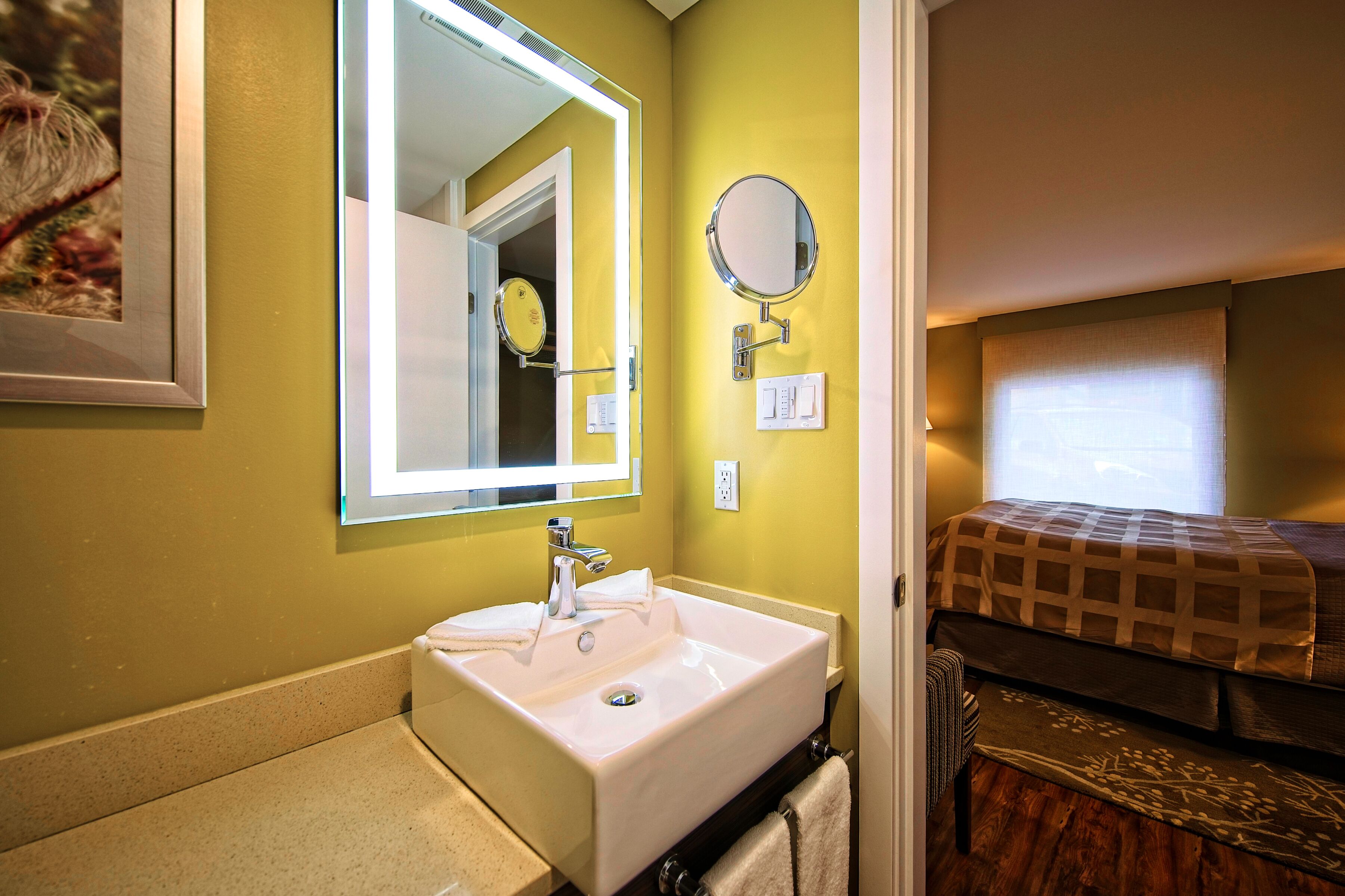 deluxe room, 1 queen bed, city view | bathroom | combined shower/bathtub, free toiletries, hair dryer, towels