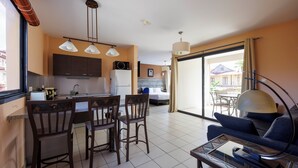 Privilège Suite Belle Etoile, 1 Queen Bed with Sofa bed with balcony and kitchen | أغطية فراش متميزة وخزنة داخل الغرفة ومكتب ومساحة عمل للكمبيوتر المحمول
