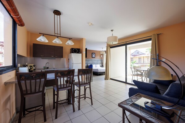 Privilège Suite Belle Etoile, 1 Queen Bed with Sofa bed with balcony and kitchen | Literie de qualité supérieure, coffres-forts dans les chambres