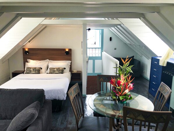 Studio with Kitchen , 1 Large Bed , 2 Sofa Bed | Literie de qualité, coffre-fort, décor unique, ameublement unique