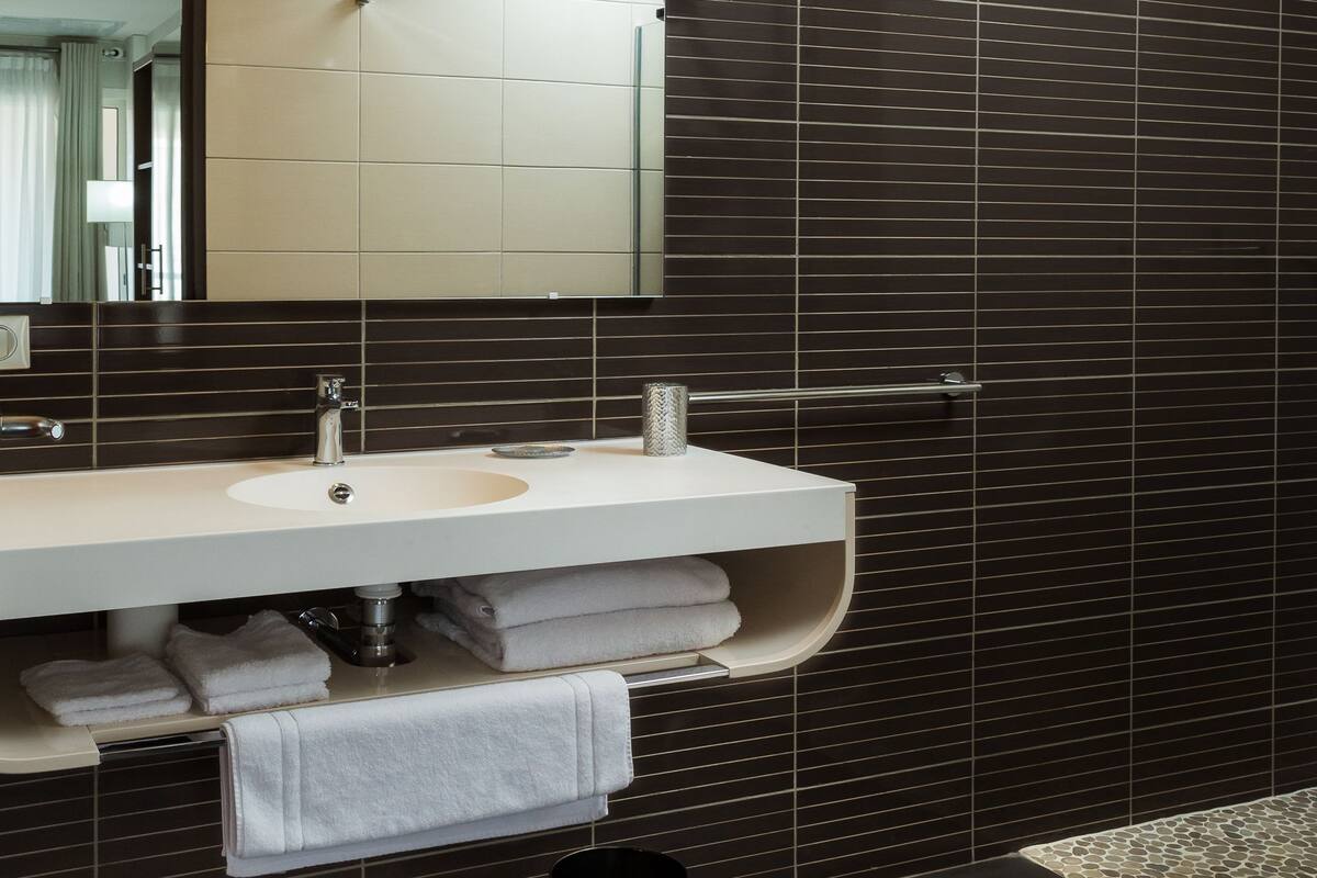 suite confort, 1 large bed, balcony and kitchen | bathroom | shower, rainfall showerhead, free toiletries, hair dryer