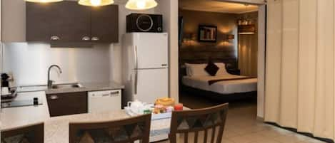 Family Suite, 1 Queen Bed with Sofa bed, breakfast not included | Cocina privada | Refrigerador, cafetera de espresso y cafetera y tetera 