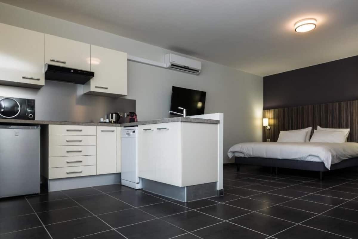 suite confort, 1 large bed, balcony and kitchen | private kitchen | fridge, espresso maker, coffee/tea maker, electric kettle