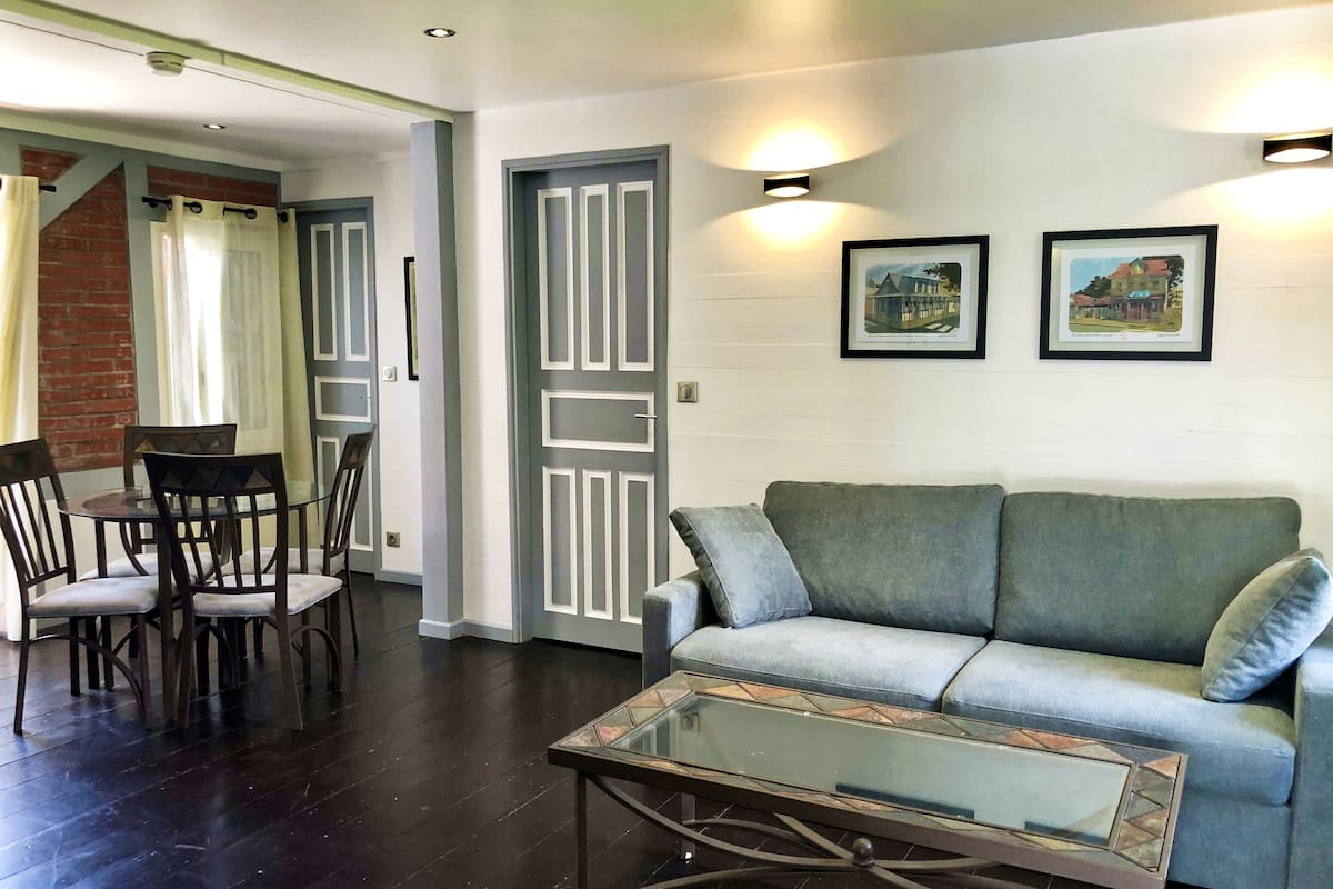 Apartment ,1 room, 1 sofa bed, kitchen and balcony | Oleskelualue | Taulutelevisio, Netflix, suoratoistopalvelut