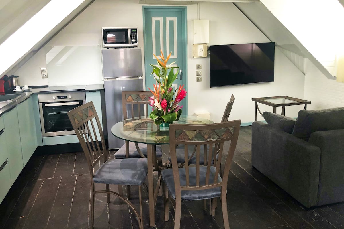 Studio with Kitchen , 1 Large Bed , 2 Sofa Bed | Oleskelualue | Taulutelevisio, Netflix, suoratoistopalvelut