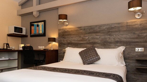 Delux Room: Delux Room Belle Etoile with 1 large Bed | أغطية فراش متميزة وخزنة داخل الغرفة ومكتب ومساحة عمل للكمبيوتر المحمول