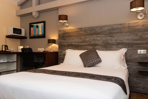 Delux Room: Delux Room Belle Etoile with 1 large Bed | Peralatan tempat tidur premium, peti besi dalam bilik