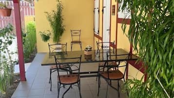Villa apartment with Kitchen and two rooms, 1 sofa bed and outdoor terrace | Terrasse/Patio