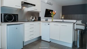 Suite Confort, 1 large bed, balcony and kitchen | مطبخ خاص | ماكينة لصنع الإسبريسو، ماكينة لصنع القهوة/الشاي، ثلاجة، غلّاية كهربائية
