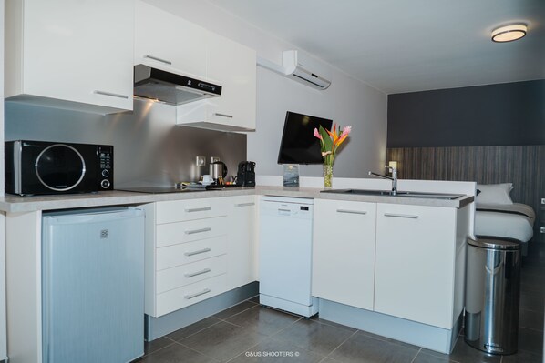 Suite Confort, 1 large bed, balcony and kitchen | Private kitchen | Fridge, espresso maker, coffee/tea maker, electric kettle - Eclipse La Belle Etoile Appart'hôtel (Cayenne)