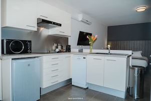 Suite Confort, 1 large bed, balcony and kitchen | Cocina privada | Frigorífico, máquina de café espresso y cafetera o tetera