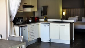 Suite Confort, 1 large bed, balcony and kitchen | منطقة المعيشة | تلفزيون بشاشة مسطحة بحجم 101-سم يعرض قنوات تلفزيونية رقمية، تلفزيون