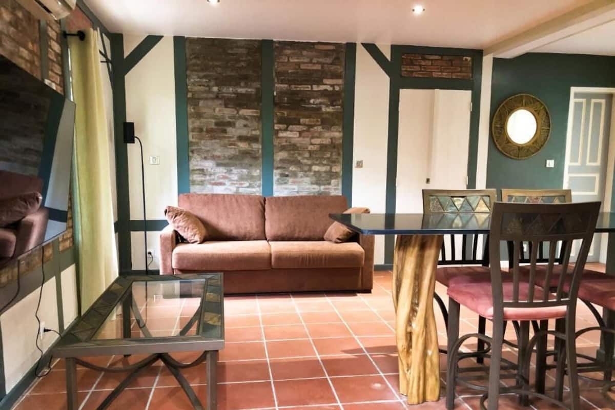 Villa apartment with Kitchen and two rooms, 1 sofa bed and outdoor terrace | Oleskelualue | Taulutelevisio, Netflix, suoratoistopalvelut