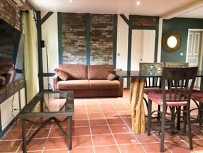 Villa apartment with Kitchen and two rooms, 1 sofa bed and outdoor terrace | Oppholdsområde | En 101-centimeters Flatskjerm-TV med digitale kanaler samt TV og Netflix