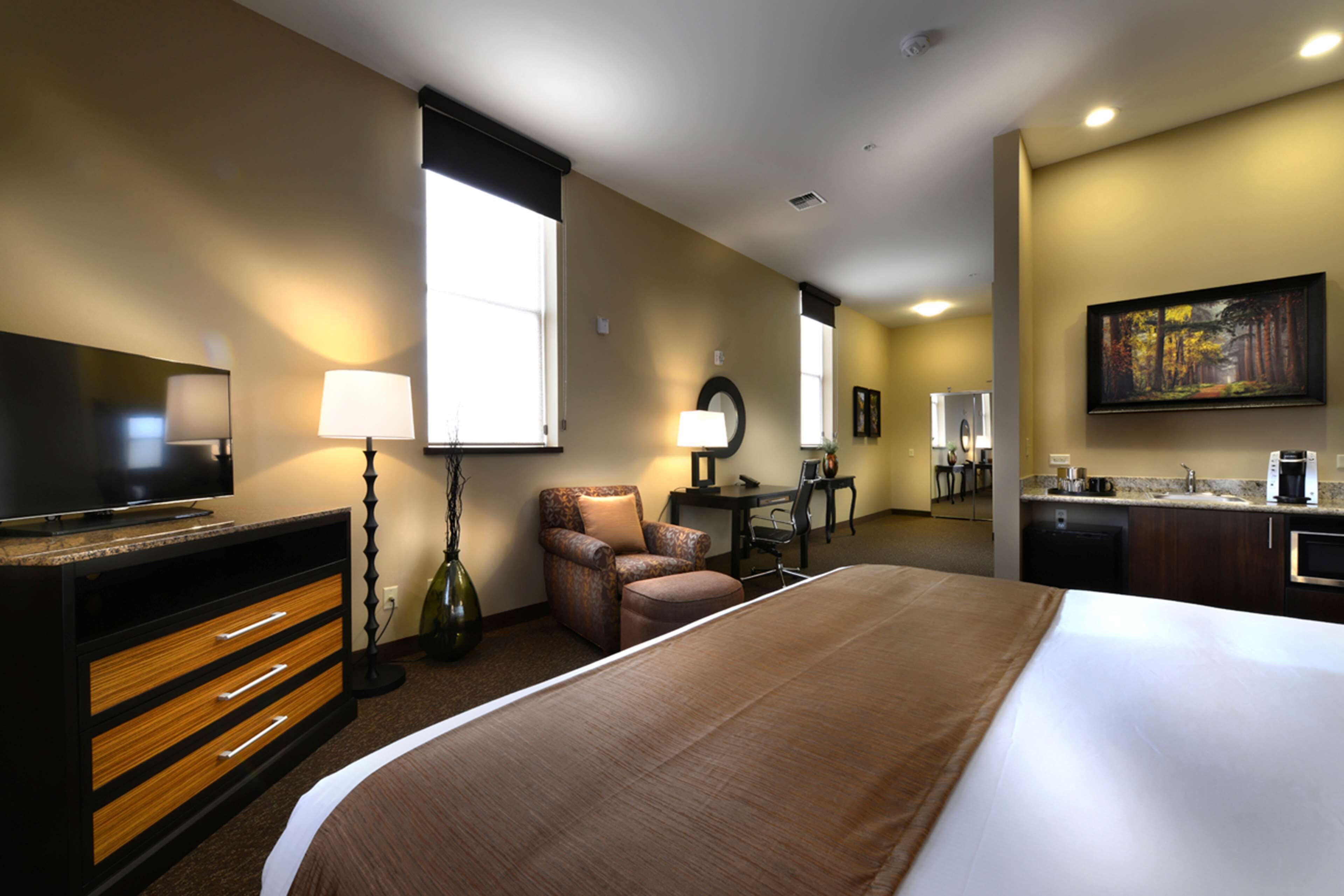deluxe room, 1 king bed, corner | premium bedding, in-room safe, individually decorated, desk