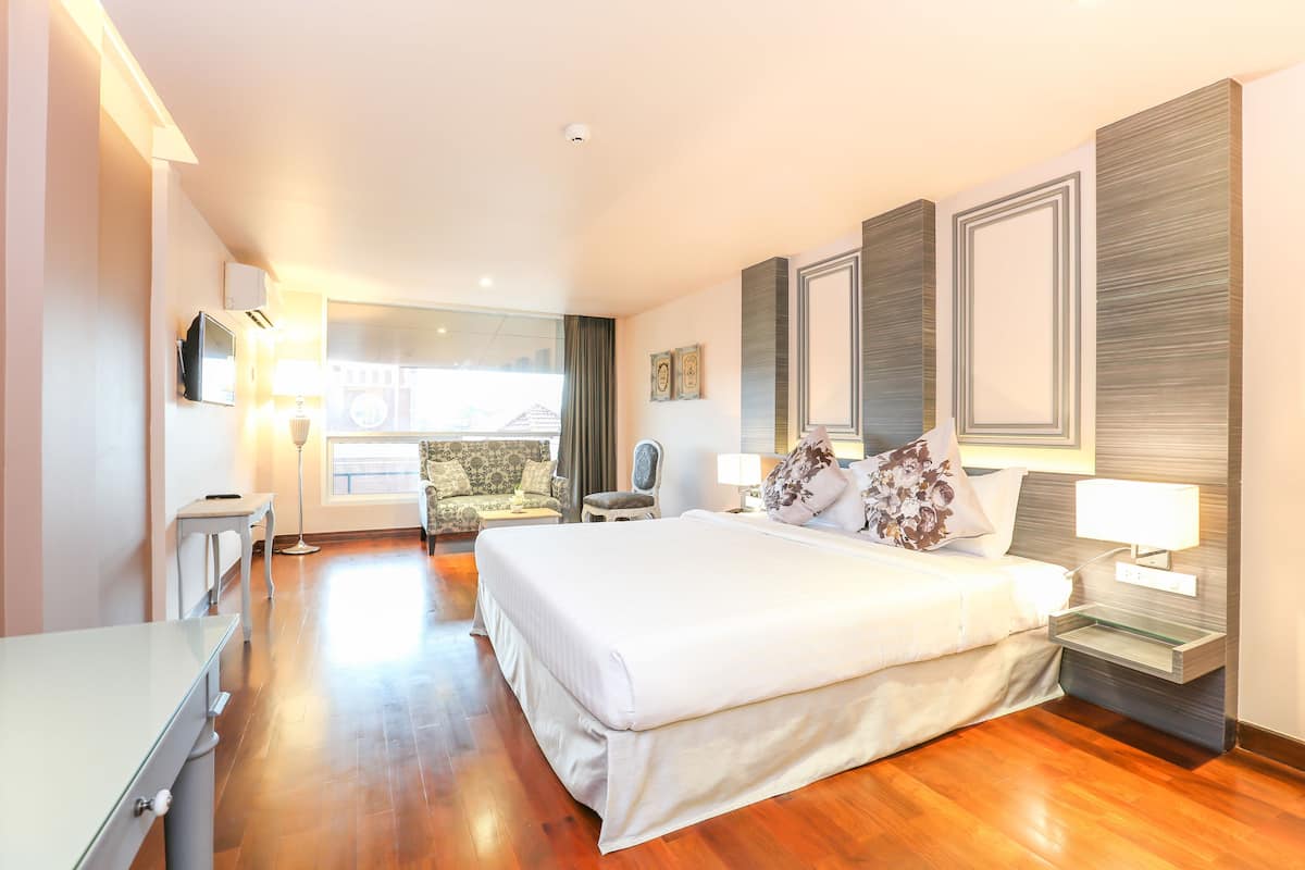 Deluxe with View | Een minibar, een kluis op de kamer, een bureau, verduisterende gordijnen