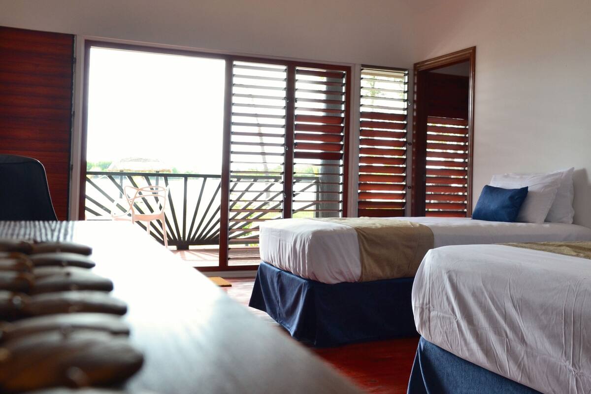 Minibar, desk, cribs (free), WiFi (surcharge)