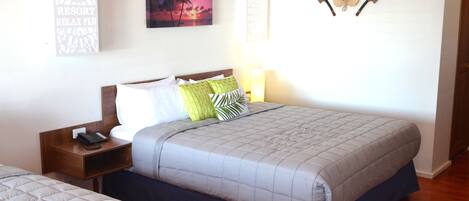 Frigobar, escrivaninha, berços grátis, Wi-Fi (sobretaxa)