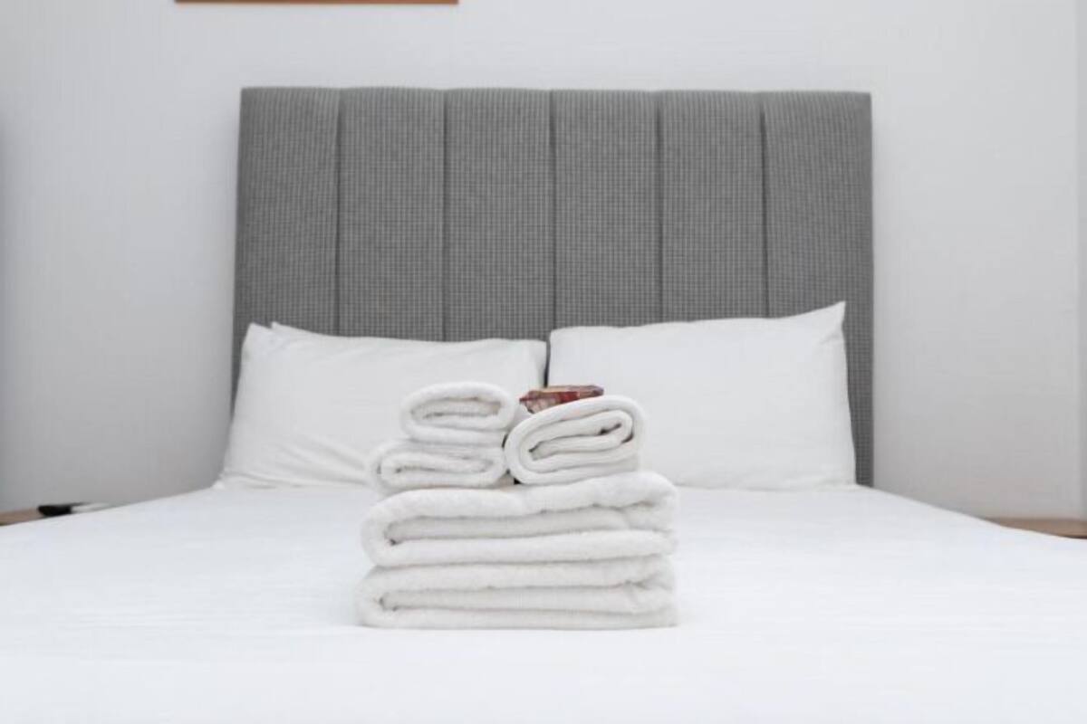 3 Schlafzimmer, individuell eingerichtet, Schreibtisch