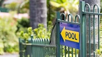 Schild, das den Weg zu einem Schwimmbecken weist.