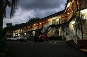 Fachada de la propiedad por la tarde o noche