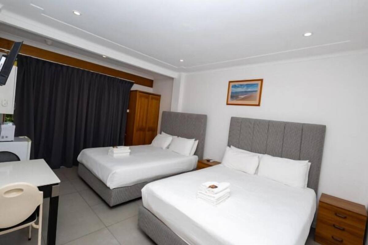 3 Schlafzimmer, individuell eingerichtet, Schreibtisch
