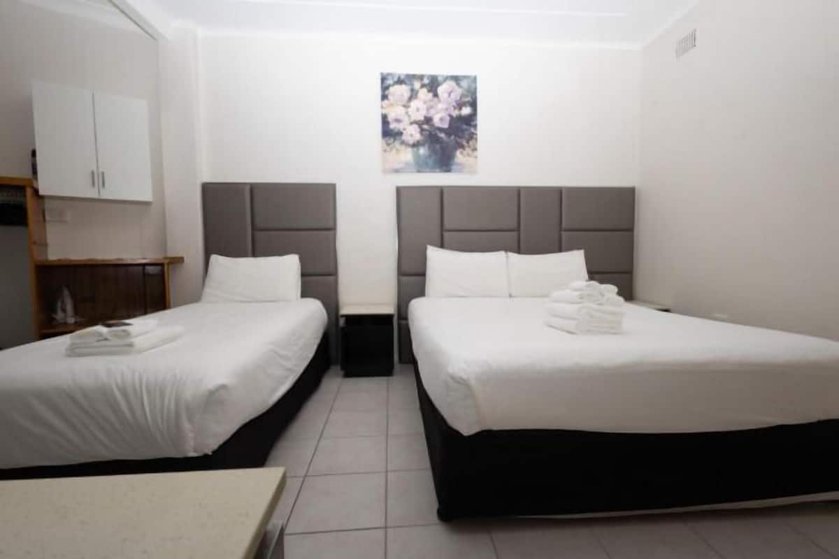 3 Schlafzimmer, individuell eingerichtet, Schreibtisch