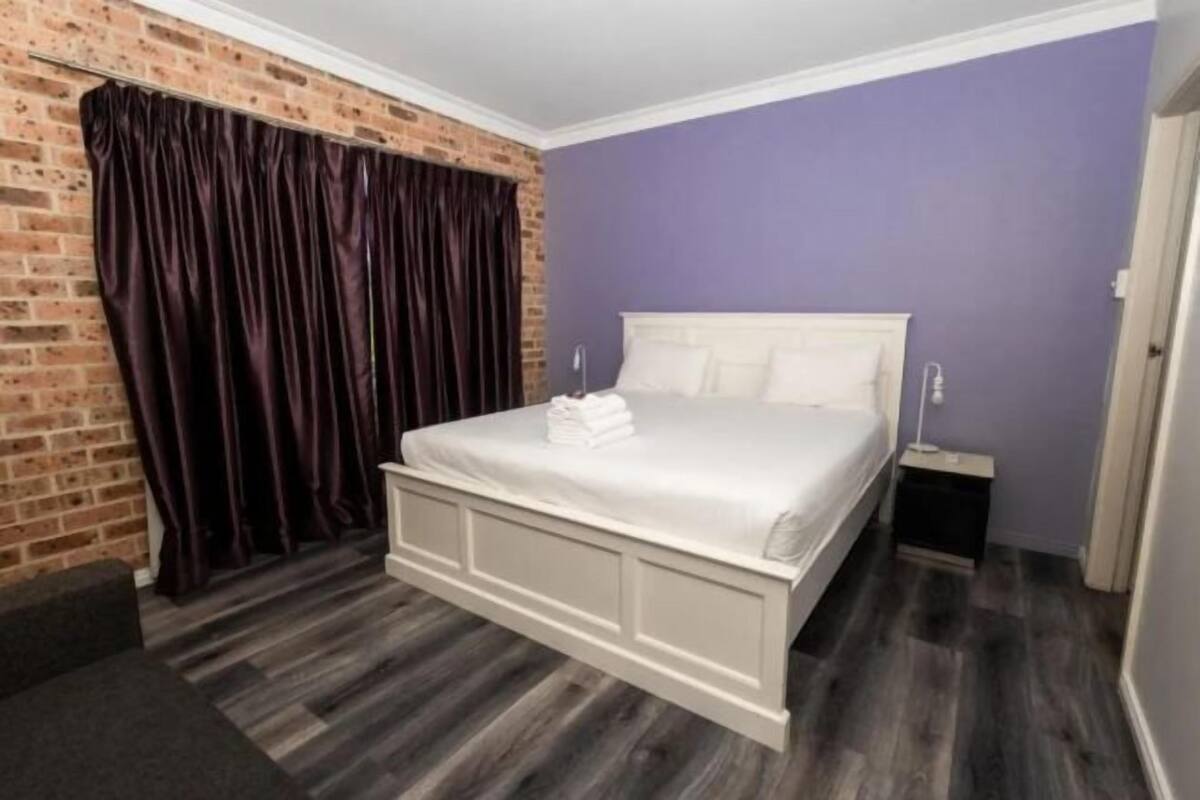 3 Schlafzimmer, individuell eingerichtet, Schreibtisch