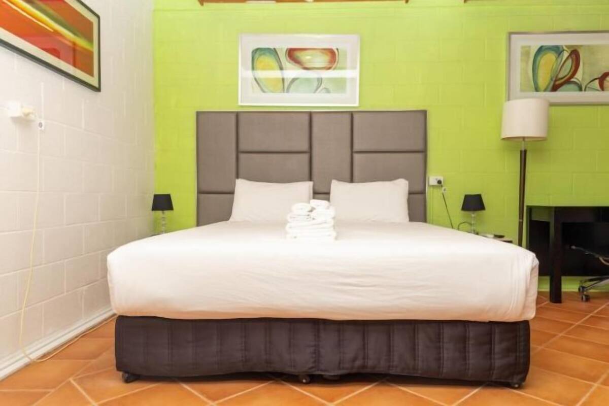 3 Schlafzimmer, individuell eingerichtet, Schreibtisch