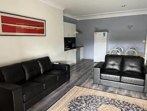 Deluxe Apartment | Living area | Flat-screen TV - Gosford Inn Motel (Narara)